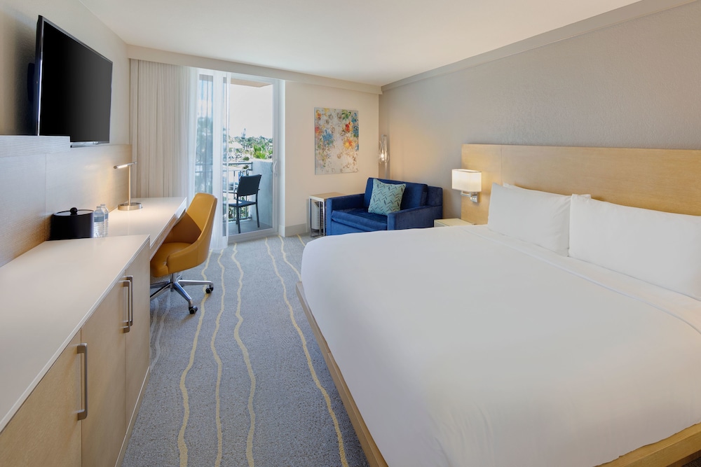 Room, 1 King Bed, Balcony (Hearing Accessible)