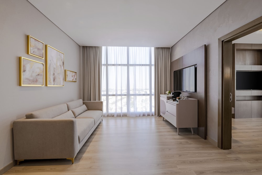 Superior Suite, 1 King Bed, City View