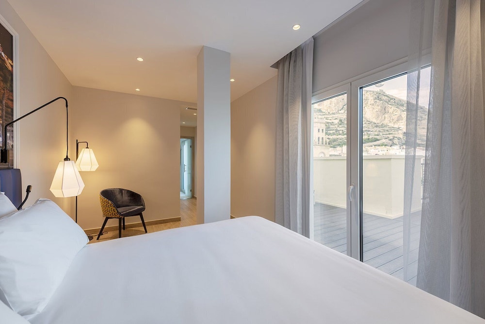 Superior Double Room Single Use, Terrace, City View thumbnail 5