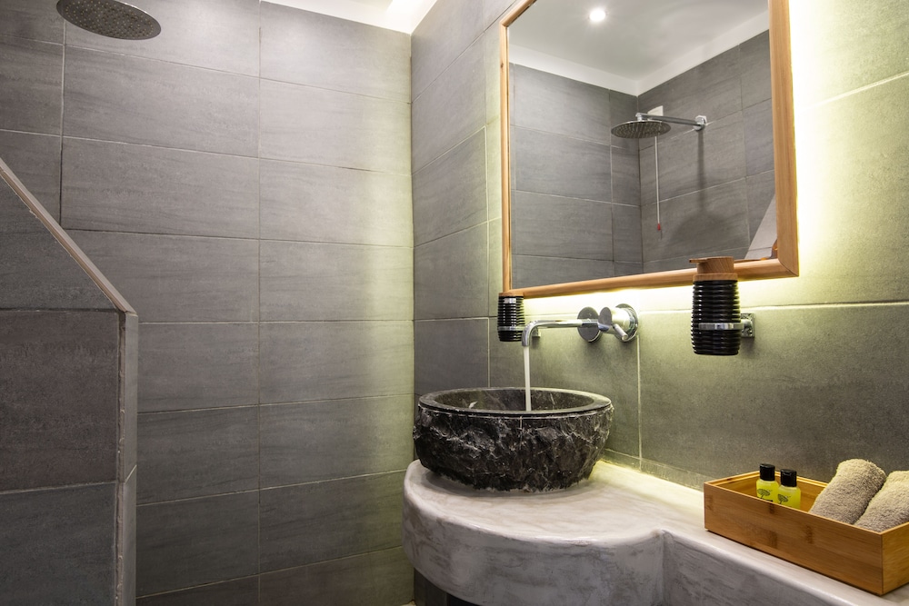 Deluxe Suite with plunge pool and sea view - Photo 19