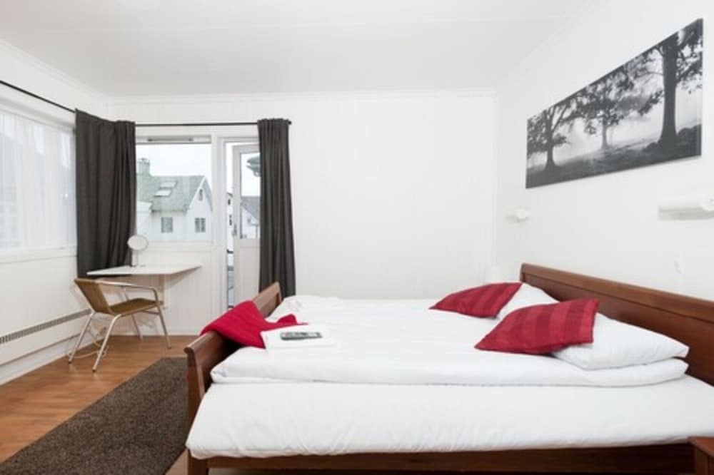 Budget Twin Room with private shower and shared toilet photo 3
