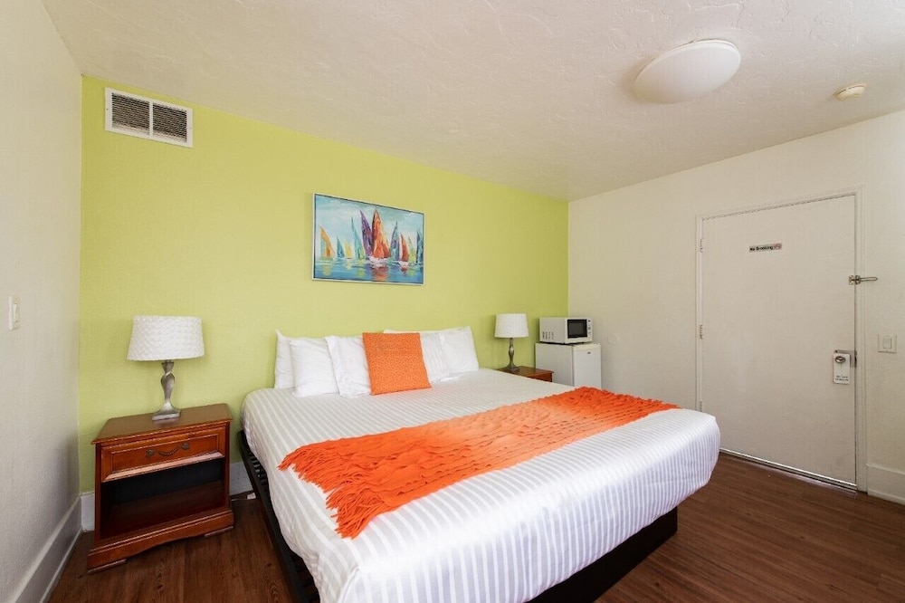 Standard Room, 1 King Bed photo 3
