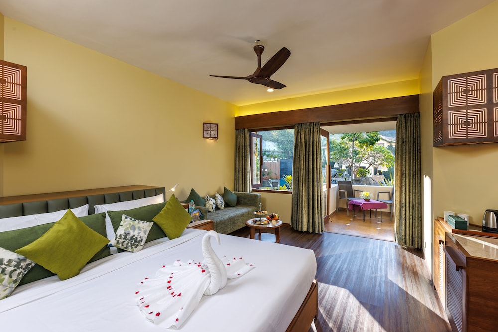 Luxury Room, 1 King Bed, Pool View - Photo 4