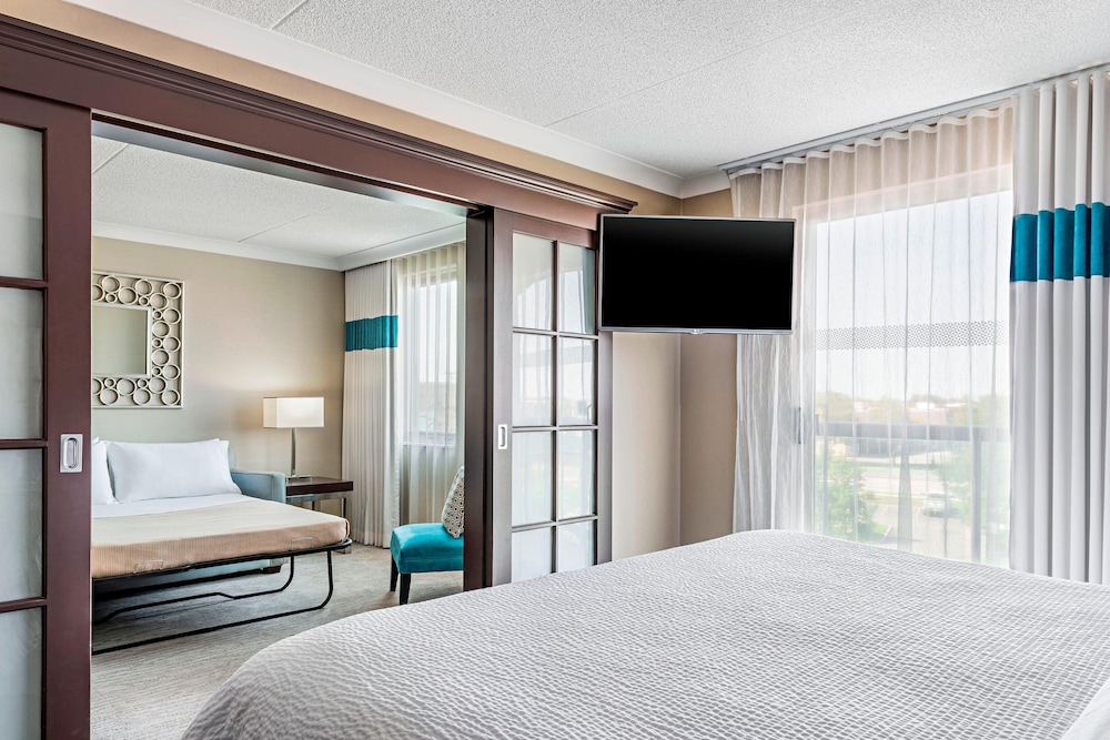 Deluxe Suite, 1 King Bed with Sofa bed, Tower - Photo 3