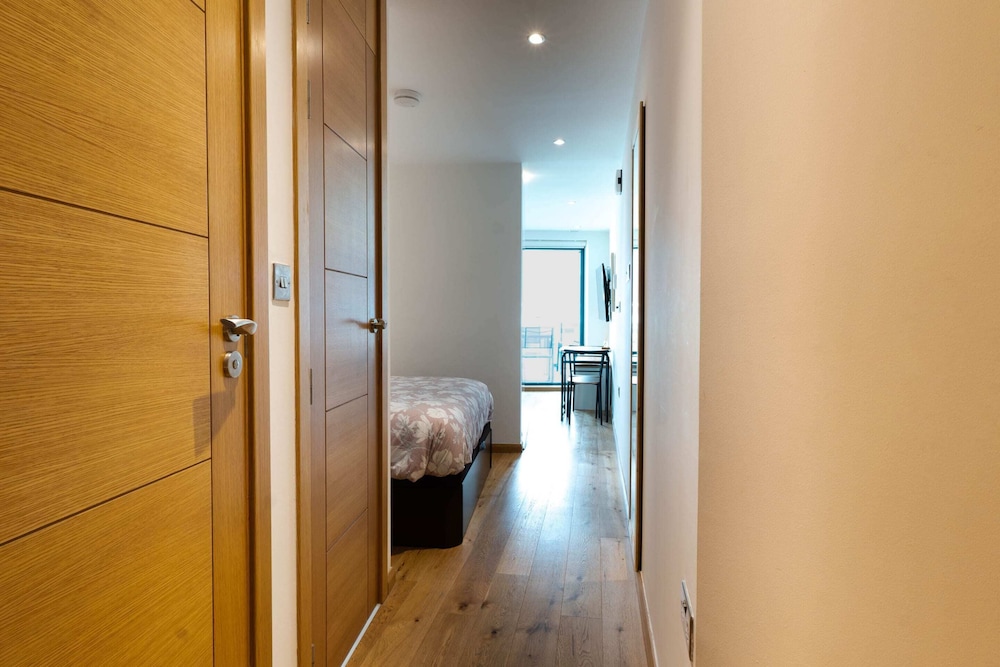 Basic Studio, 1 Double Bed With Sofa Bed photo 3