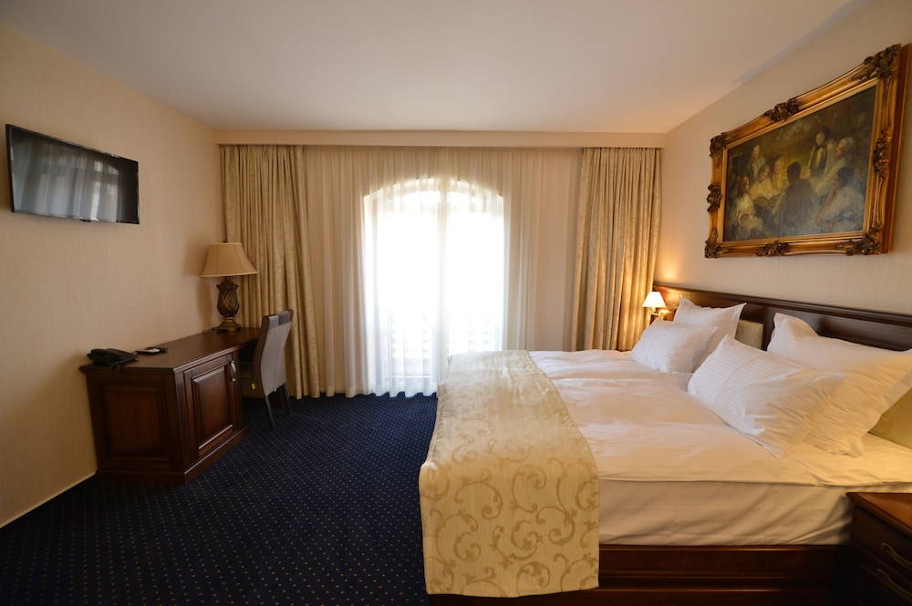 Deluxe Suite, 1 King Bed with Sofa bed