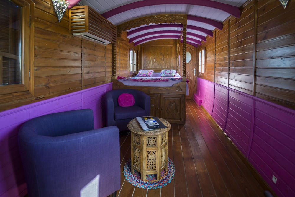 Gypsy caravan photo 1