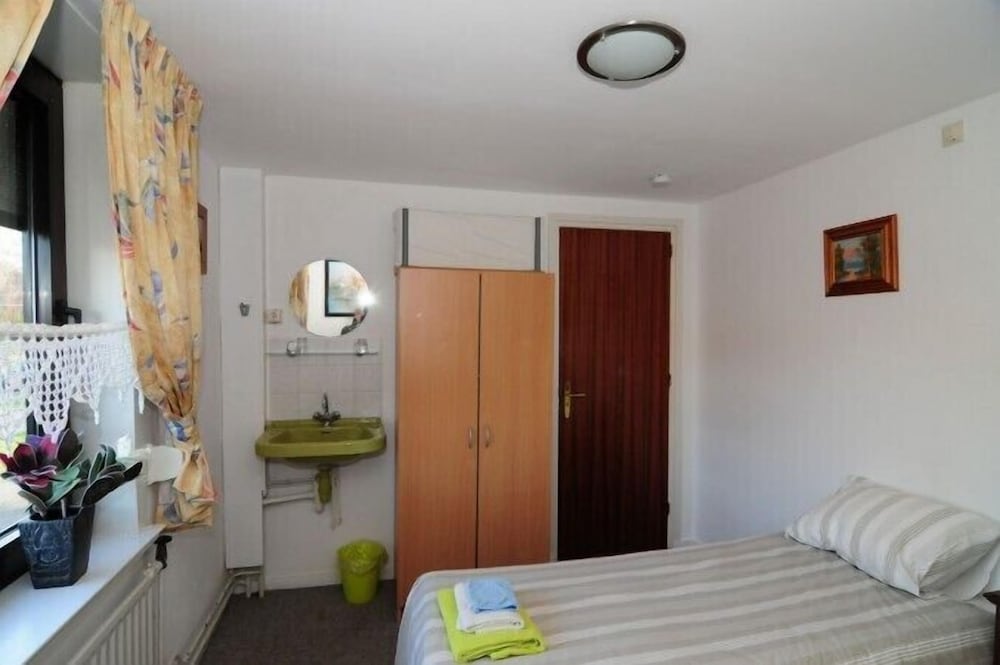 Standard Single Room, Shared Bathroom photo 2