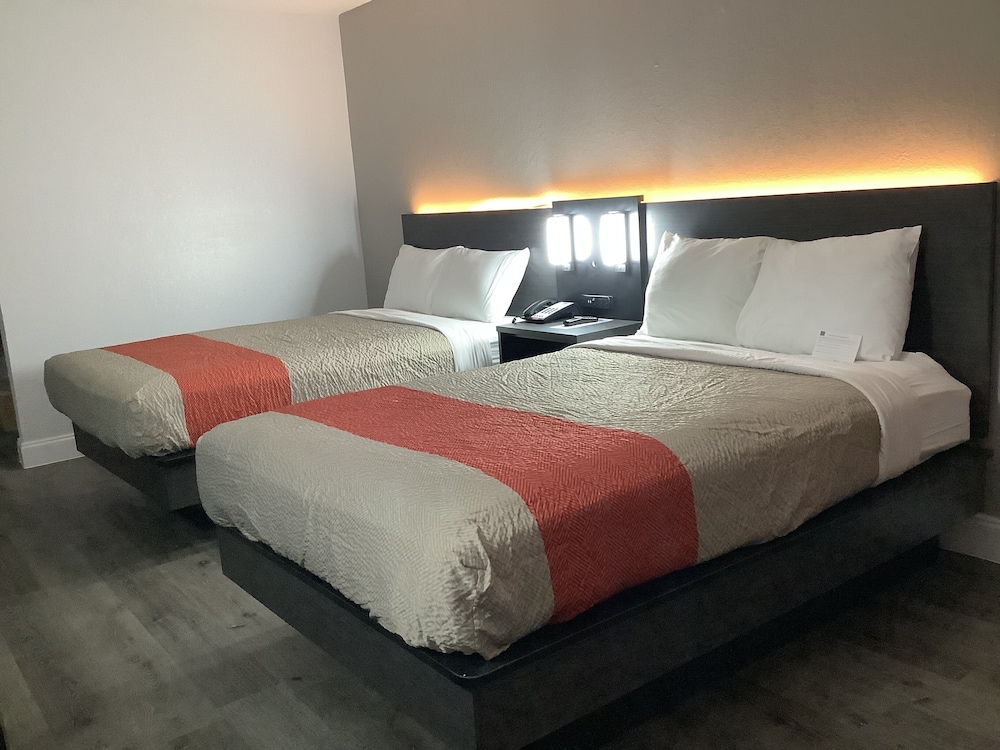 Standard Room, 2 Double Beds, Smoking - Photo 5