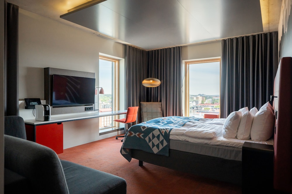 Room (Solo Supreme with divan sofa)