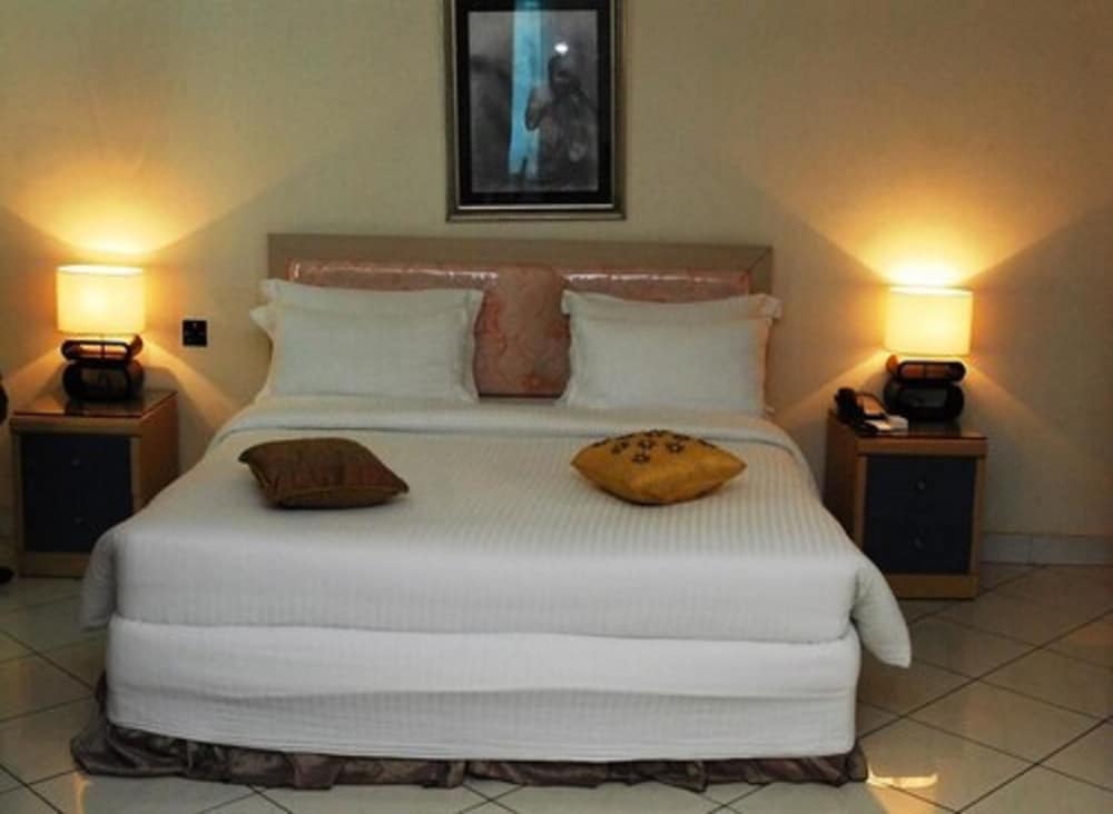 Luxury Suite - Photo 8