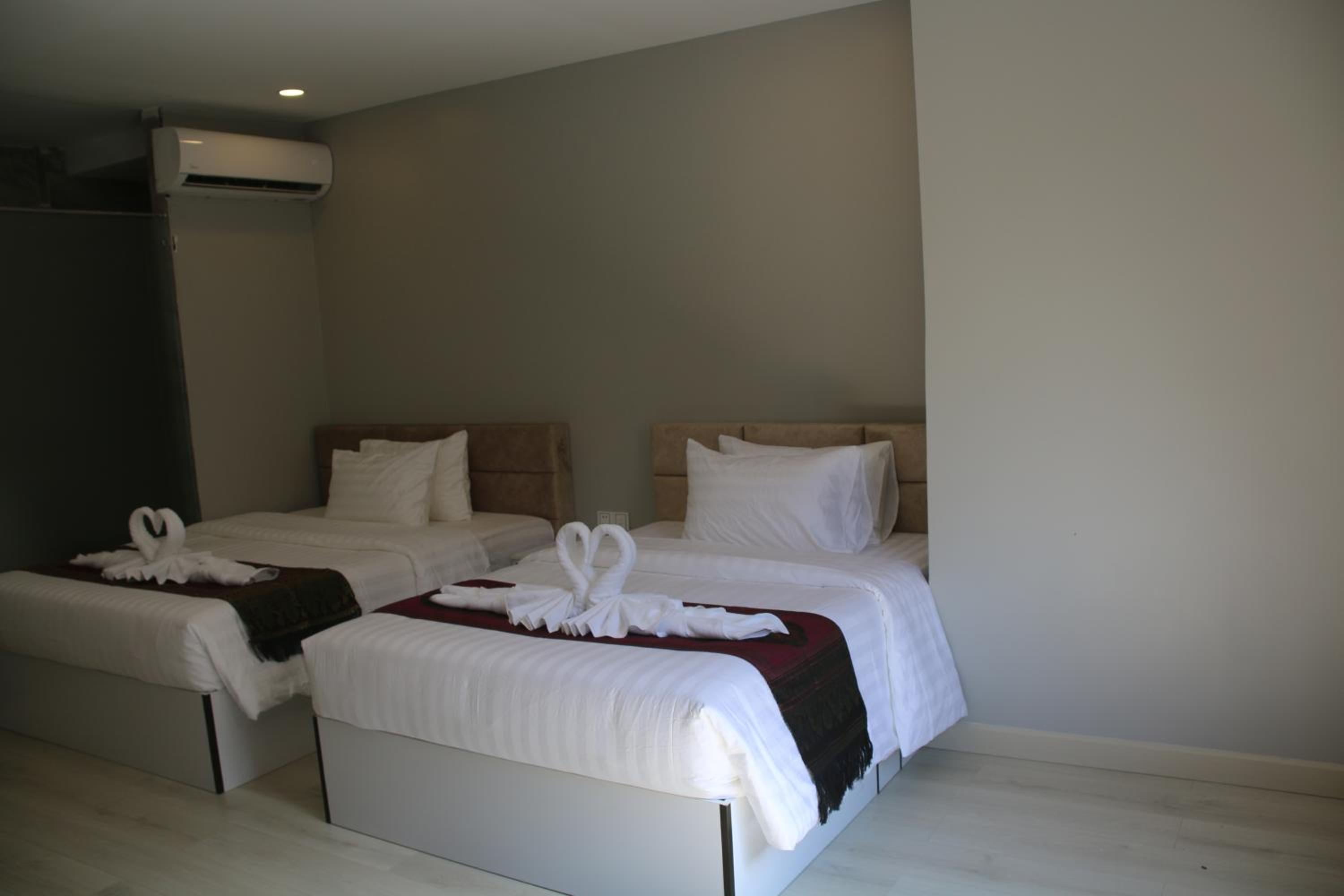 Superior Family Room - Photo 3