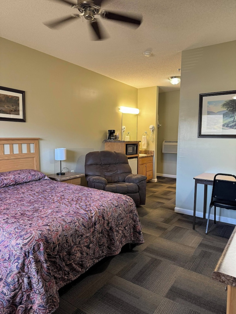 Standard Room, 1 Queen Bed photo 1