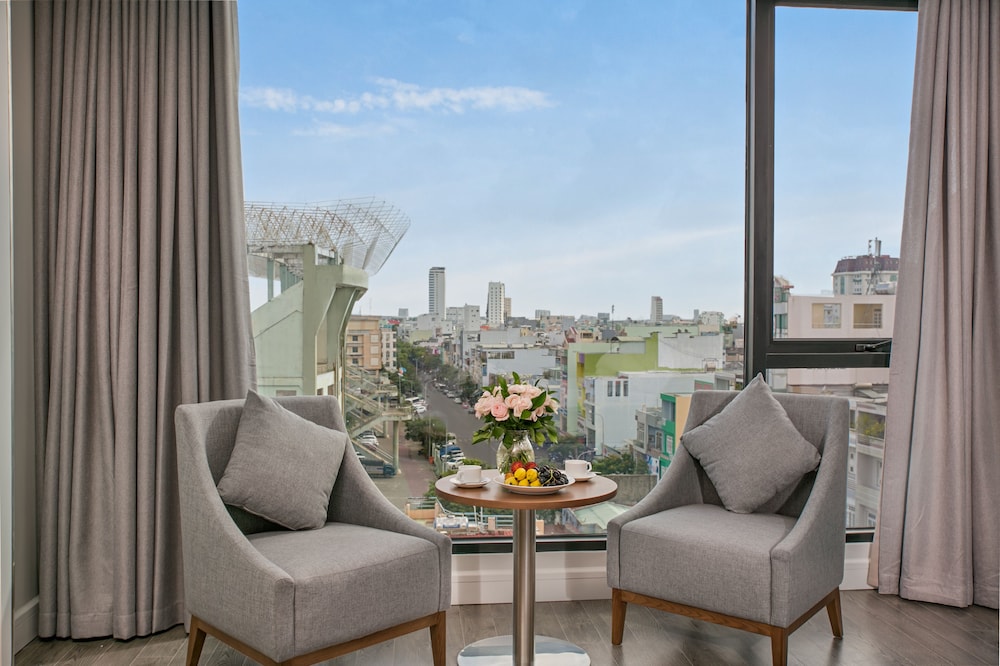 Grand Room, 1 King Bed, Balcony, City View