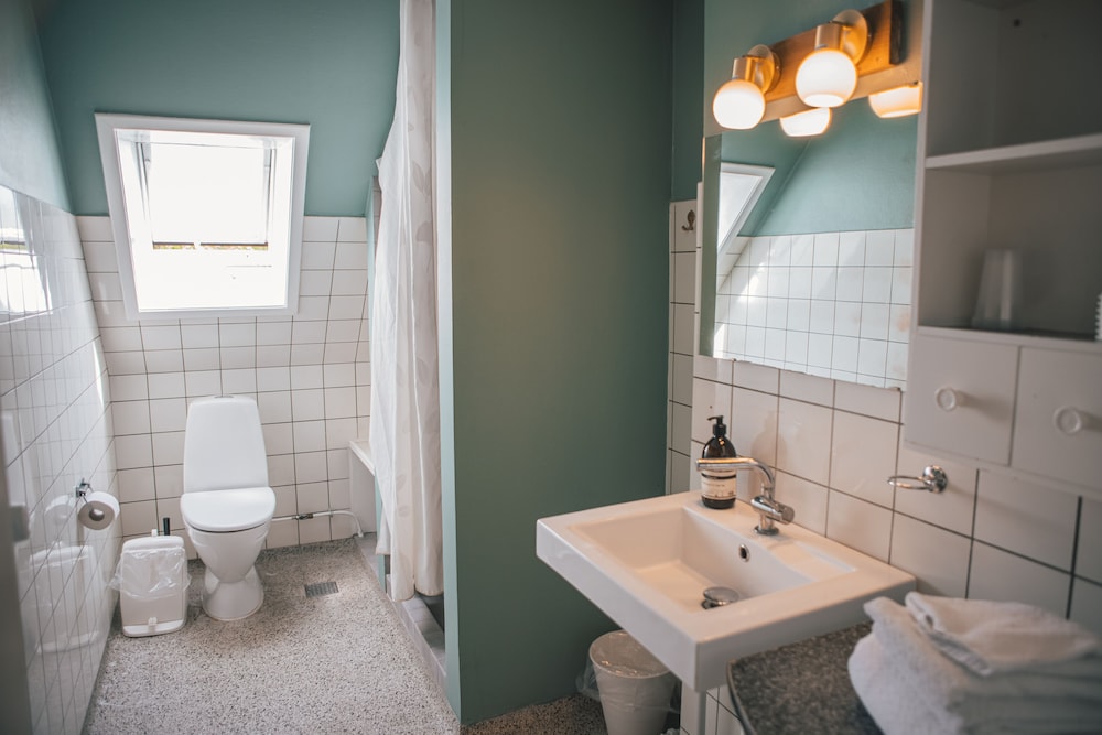 Economy Single Room, 1 Twin Bed, Shared Bathroom photo 2
