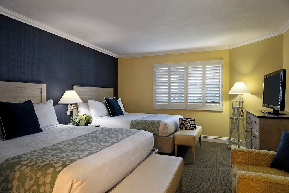 Suite, Multiple Beds, Partial Ocean View (King & Two Queens)