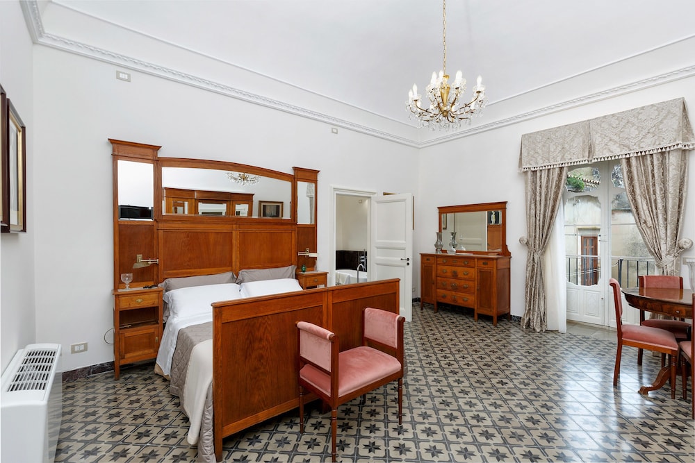Suite, Balcony