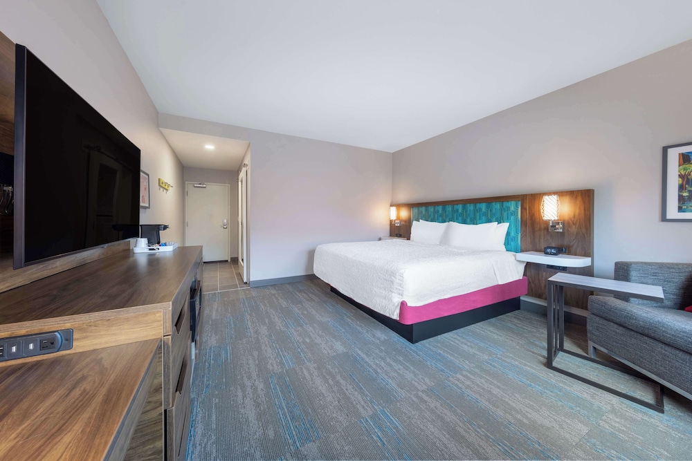 Standard Room, 1 King Bed, Refrigerator - Photo 8