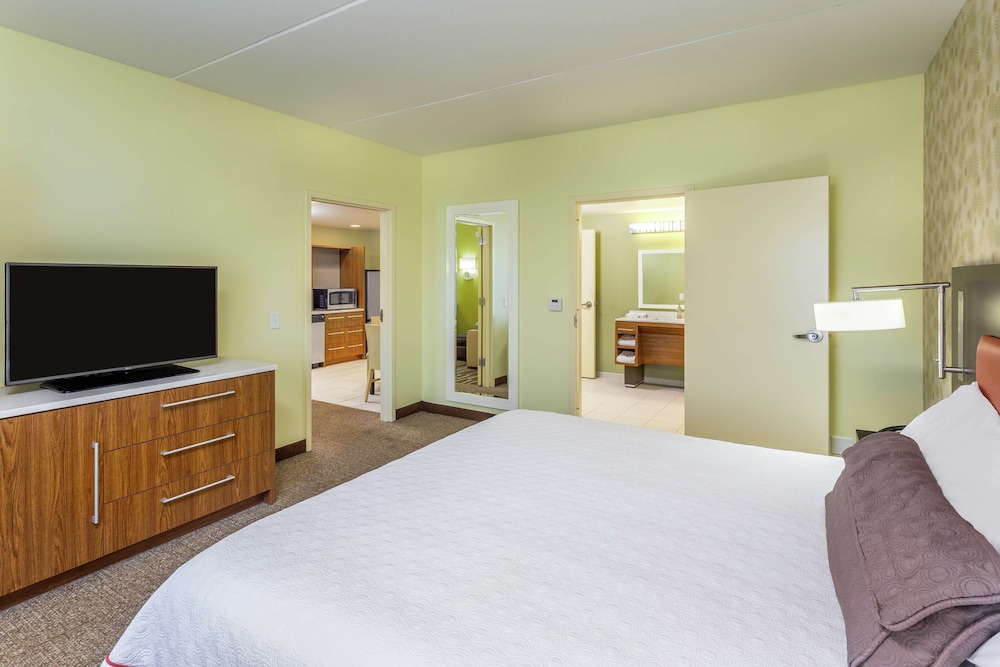 King One Bedroom Bathtub Accessible photo 1