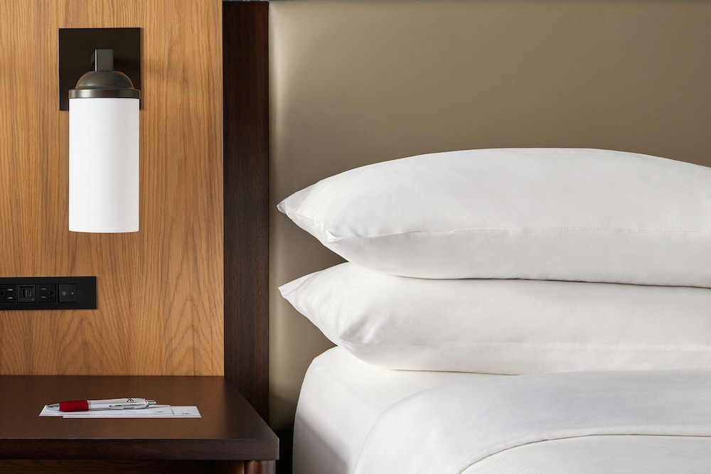 Club Room, 1 King Bed, Bathtub (Mobility/Hearing Accessible, Tub)