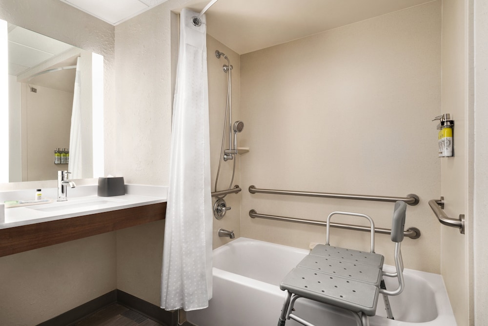 Standard Room, 1 King Bed, Accessible (Communications, Accessible Tub) - Photo 1