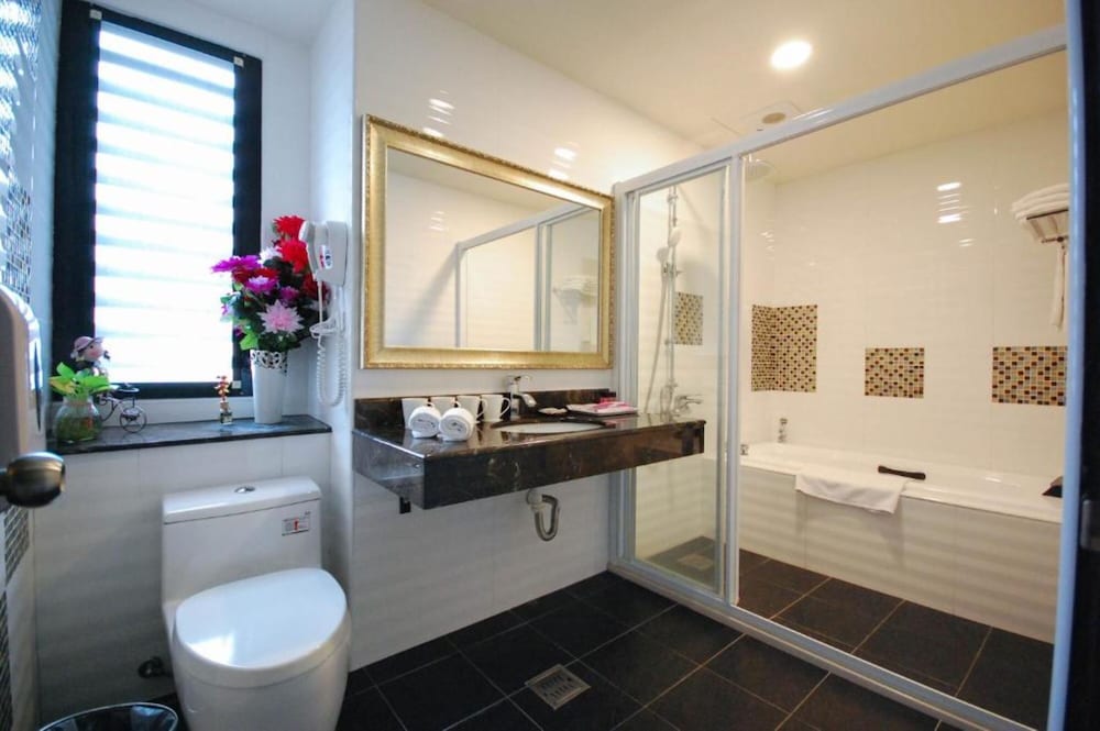Superior Quadruple Room, Bathtub photo 2