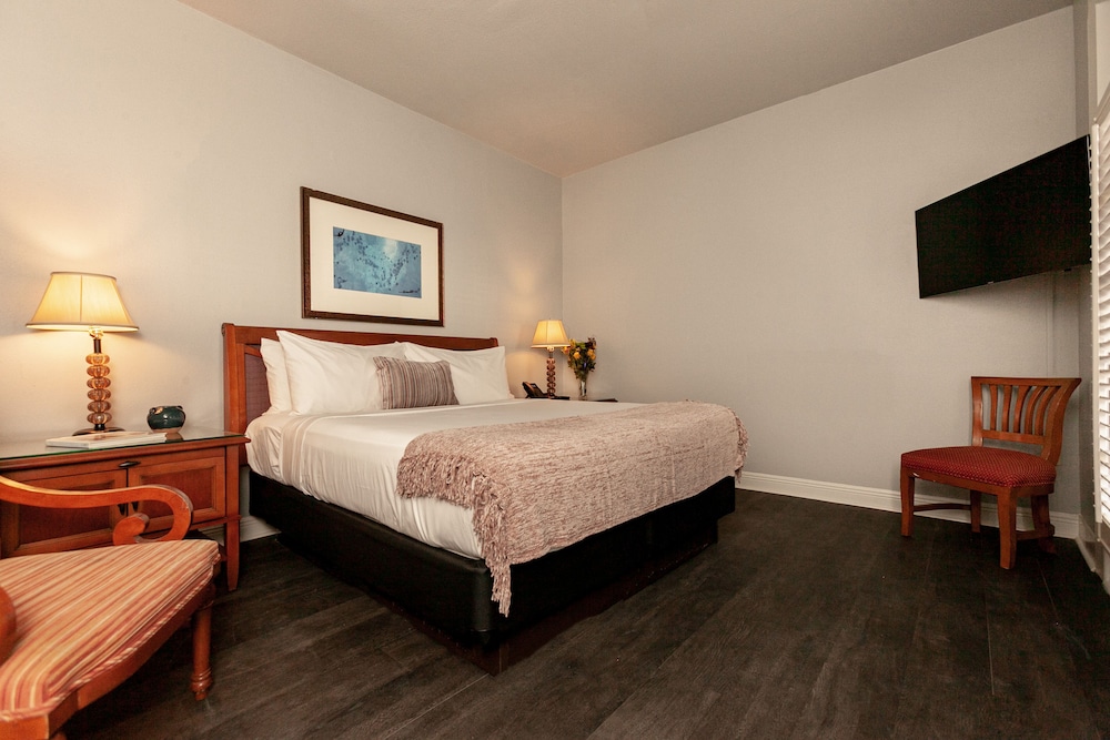 Deluxe Room, 1 King Bed photo 2
