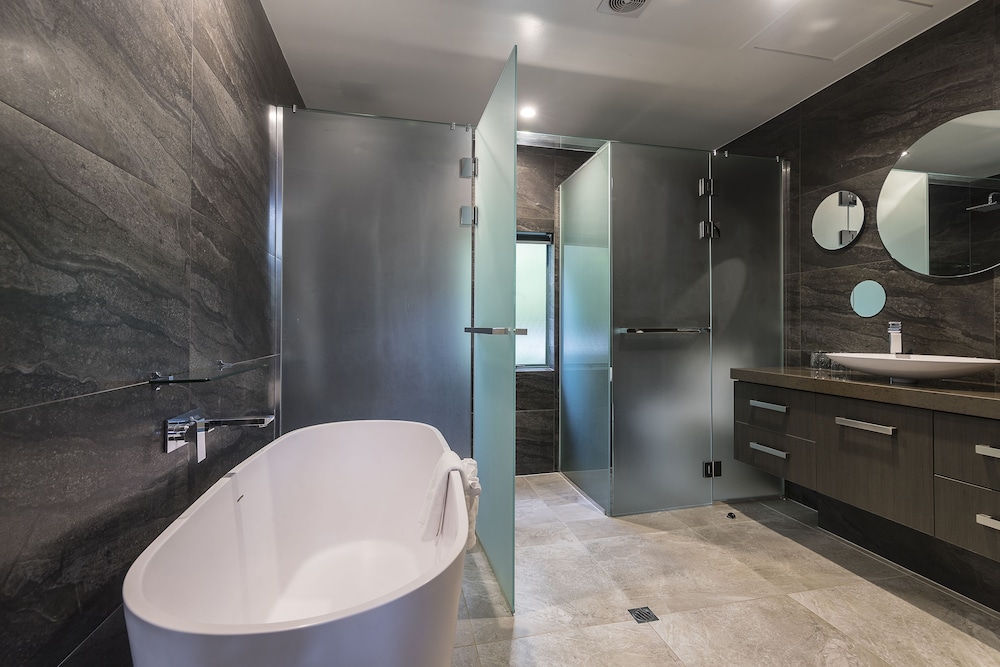 Chalet, 1 King Bed (Rimu) - Photo 6