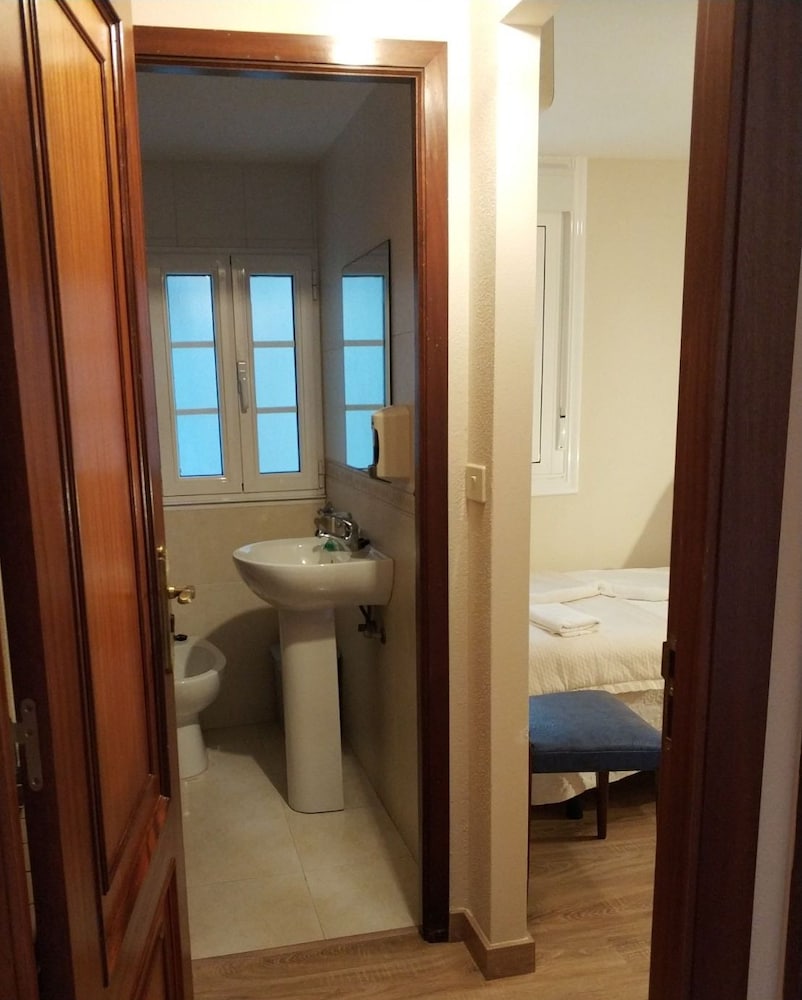 Single Room, Private Bathroom photo 3