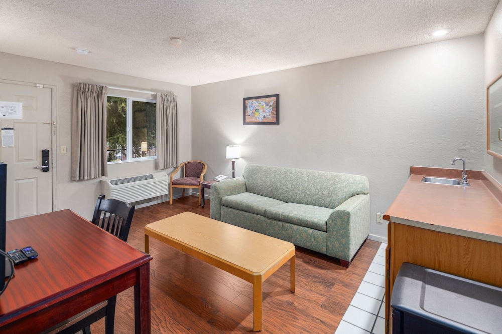 Premium Suite, 1 Queen Bed - Photo 5