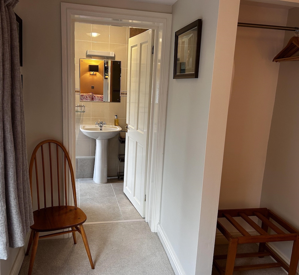Double room-Superior-Ensuite with Shower-Garden View-Room 2 photo 3
