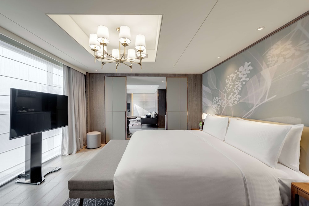 Deluxe Suite, 1 Bedroom, Balcony thumbnail 5