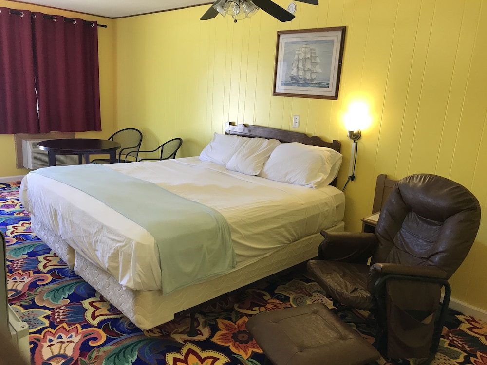 Standard Room, 1 King Bed photo 3