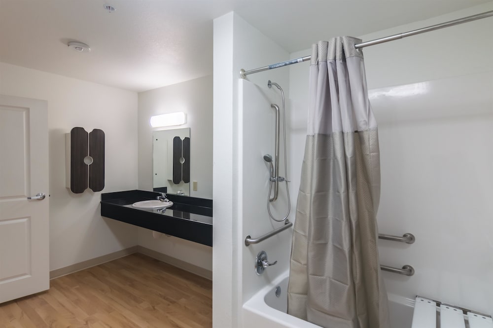 Deluxe Room, 1 King Bed, Accessible, Non Smoking
