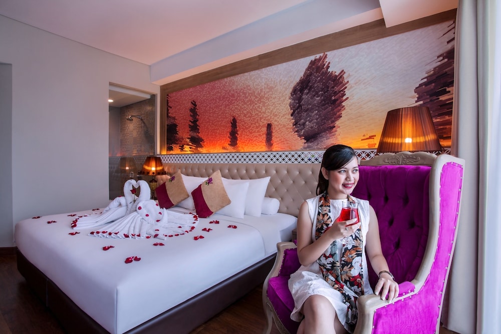 Deluxe Room, 1 King Bed photo 2
