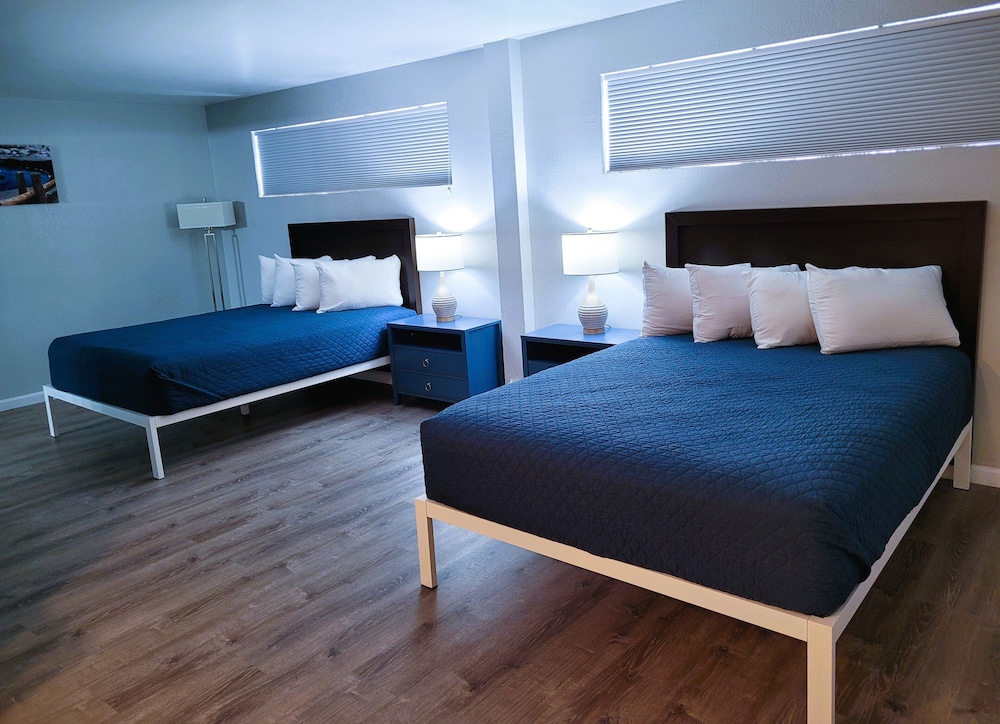 Standard Room, 2 Queen Beds (Double Queen Room) - Photo 1