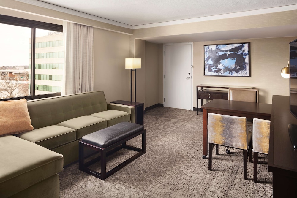 2 Room Corner Suite, 1 King Bed - Photo 3