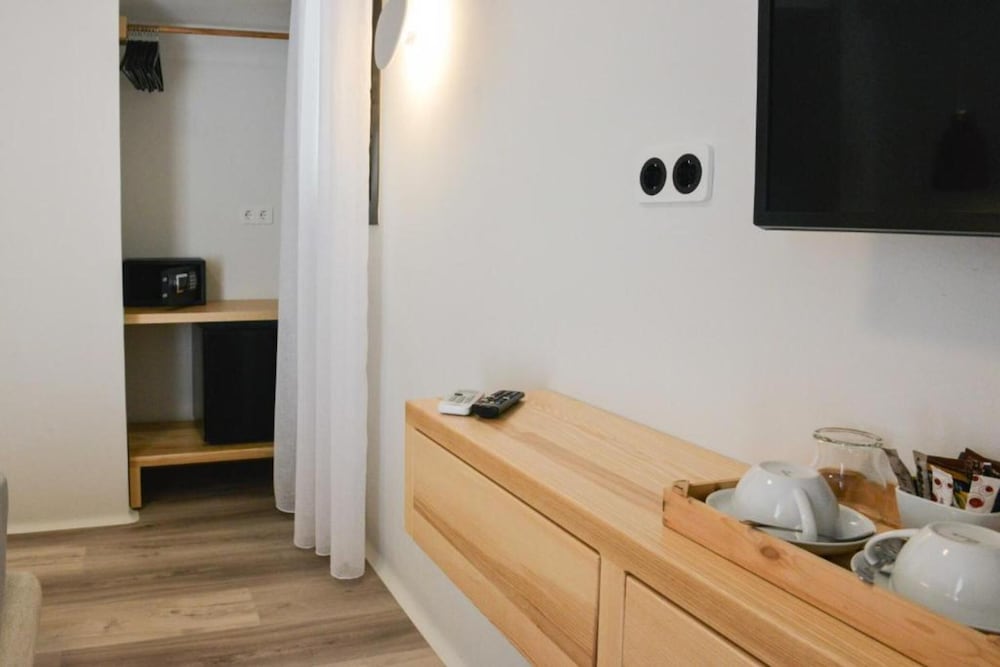 Standard Double Room - Photo 8