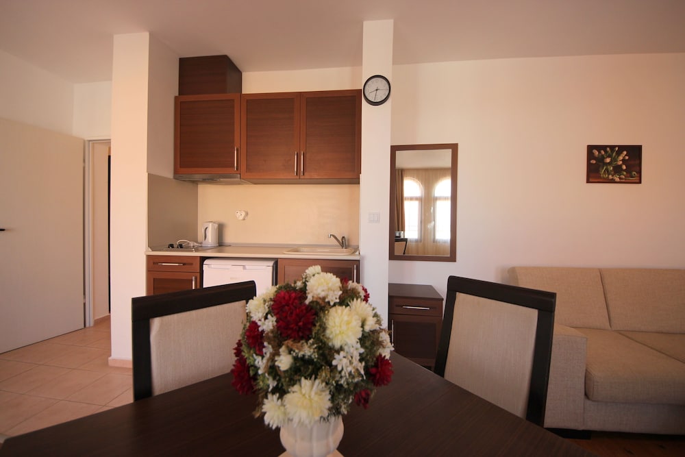 Studio (3 adults + 2 children) photo 2