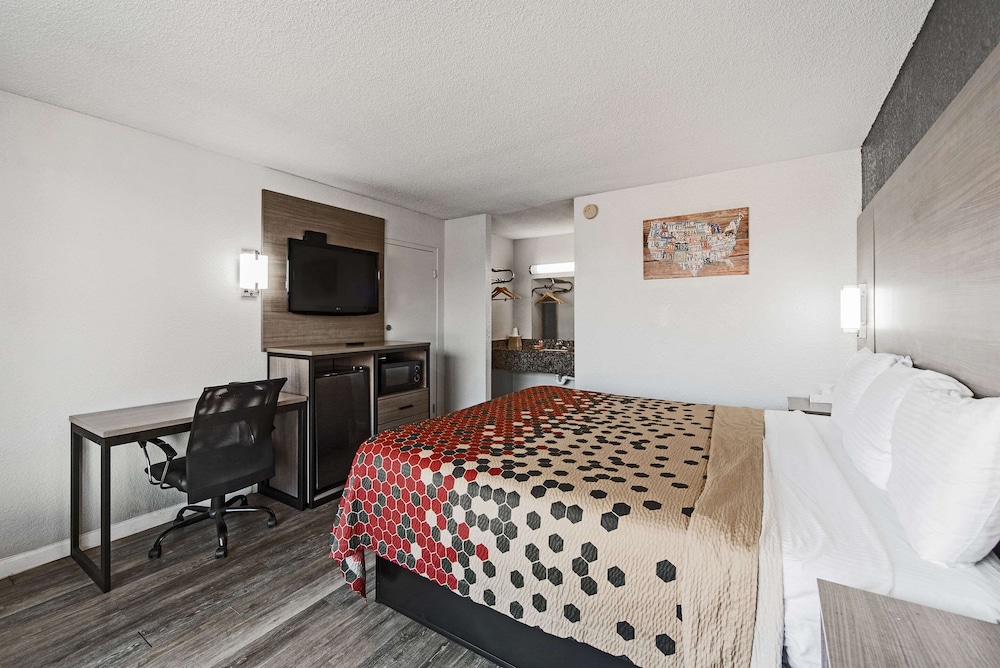 Standard Room, 1 Queen Bed, Smoking - Photo 10