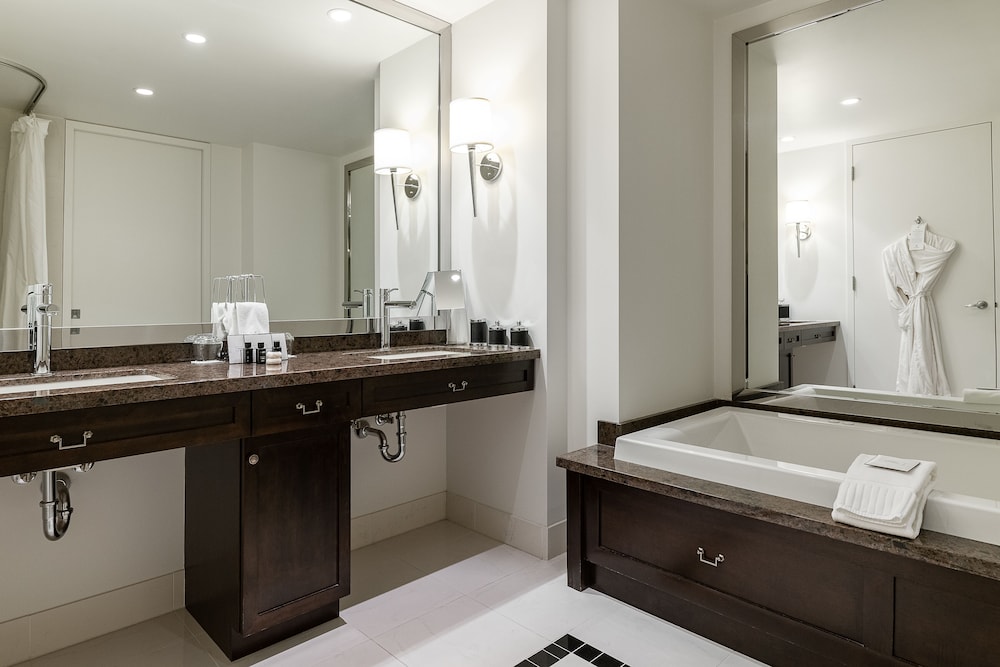 Deluxe Suite (Business Lounge Access) - Photo 4