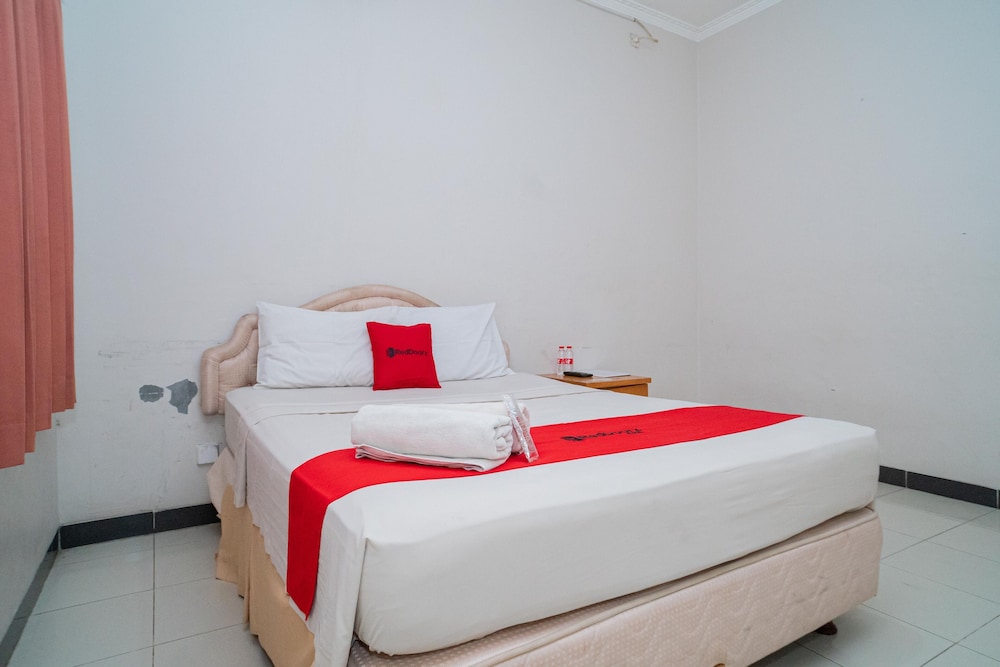 Double Room (RedDoorz) - Photo 8
