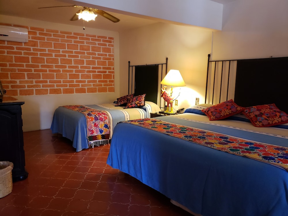 Basic Suite, Air conditioning, Pool View (Poolside Suite King and F)