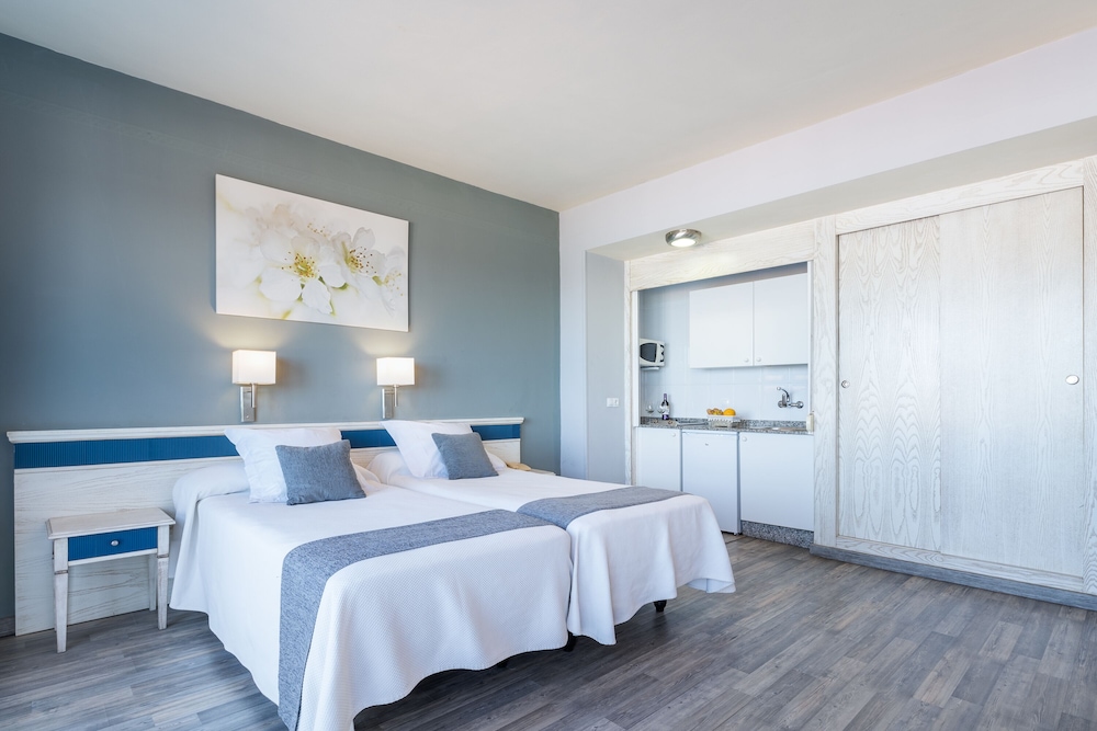 Standard Triple Room (Interior) - Photo 3