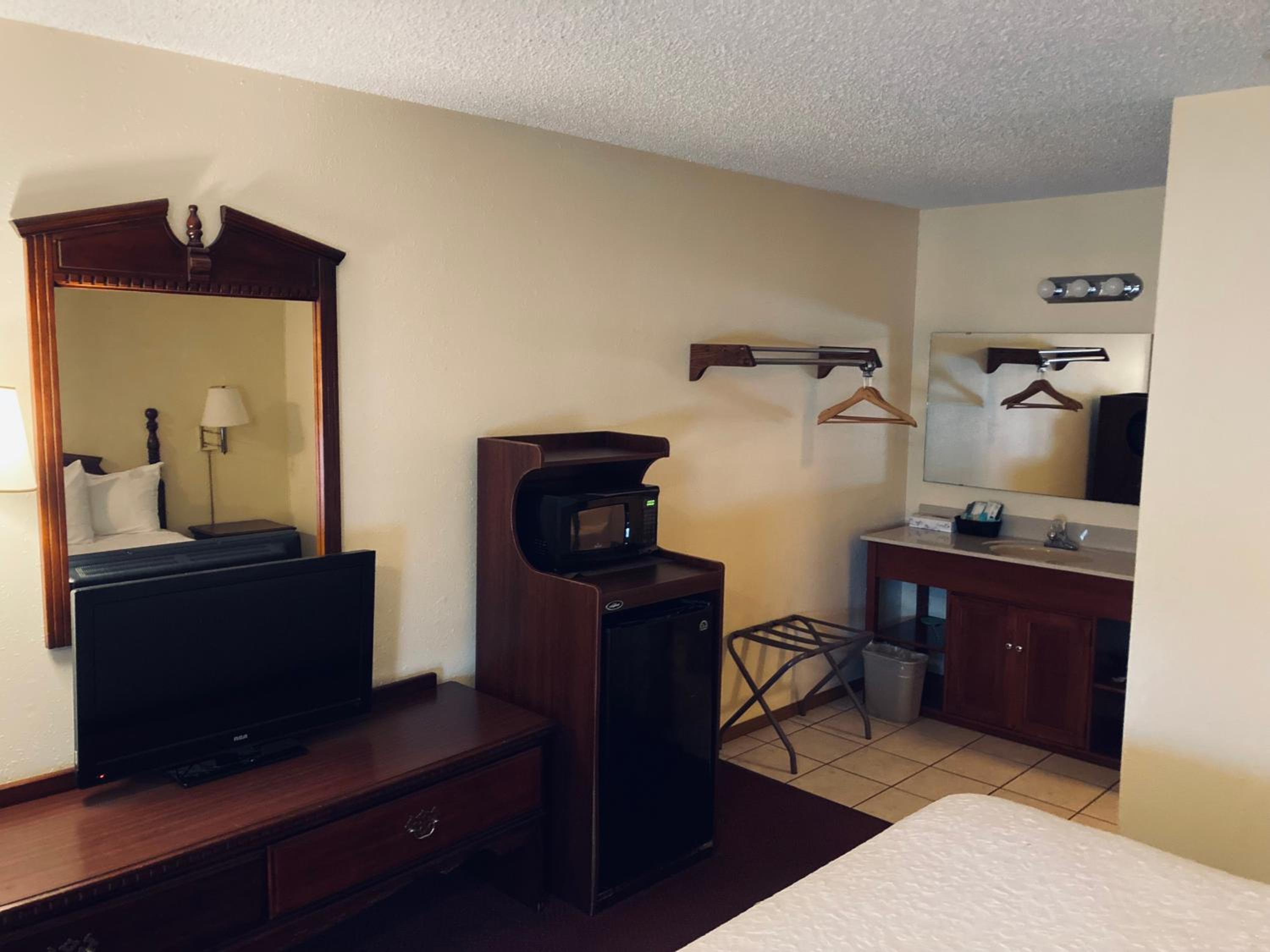 Standard King Room - Photo 19