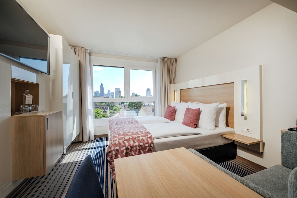 Skyline Category, 1 Queen Size Bed
