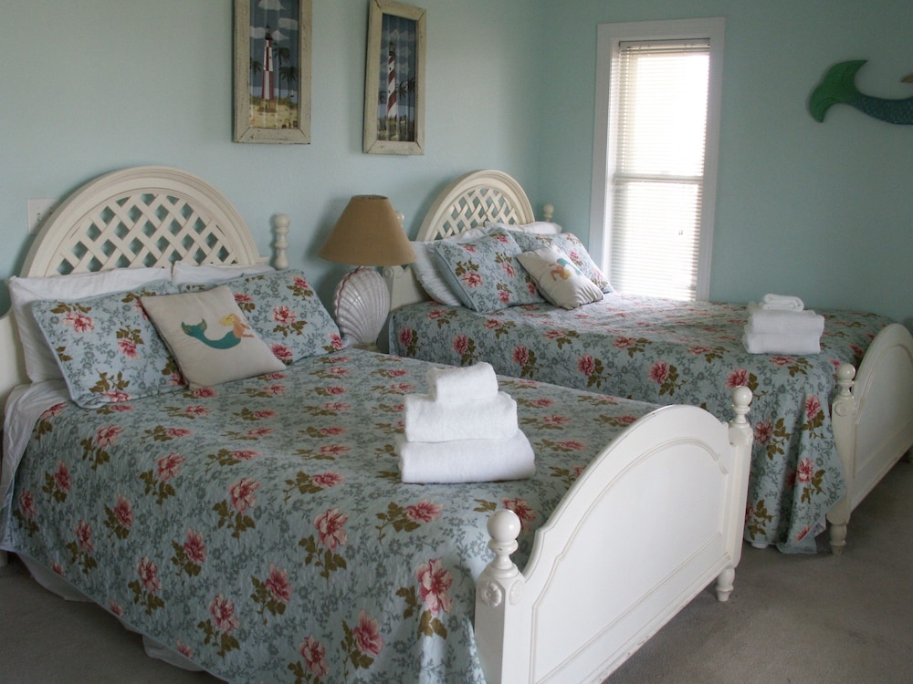 Deluxe Double Room, Multiple Beds, Pool View photo 1