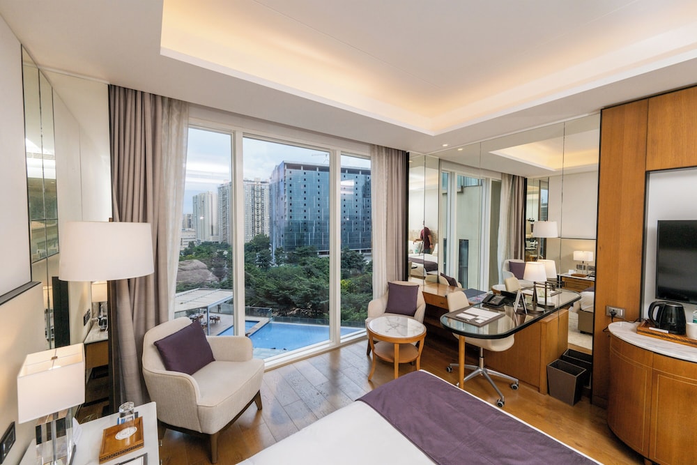 Superior Room, 1 King Bed, Pool View photo 1