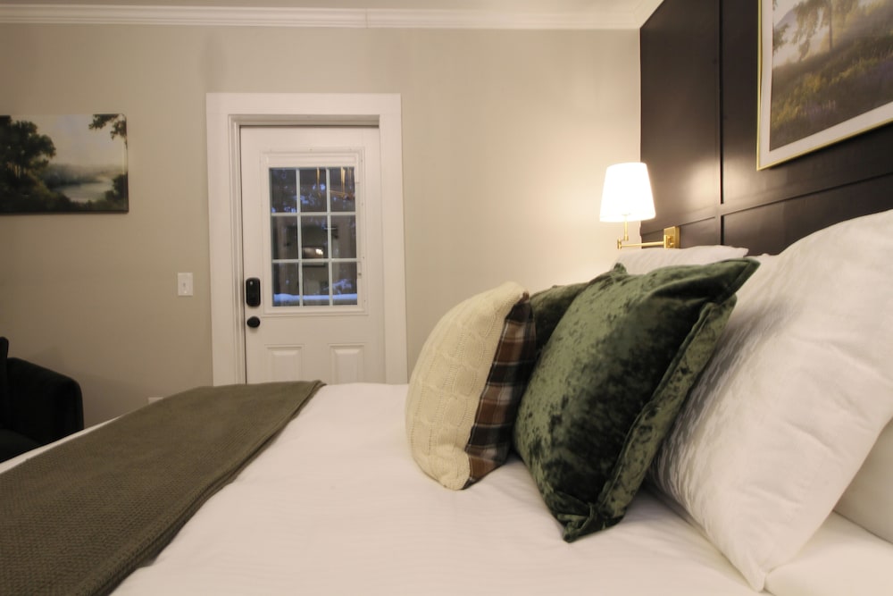 Classic Room, 1 King Bed, Non Smoking, Mountain View