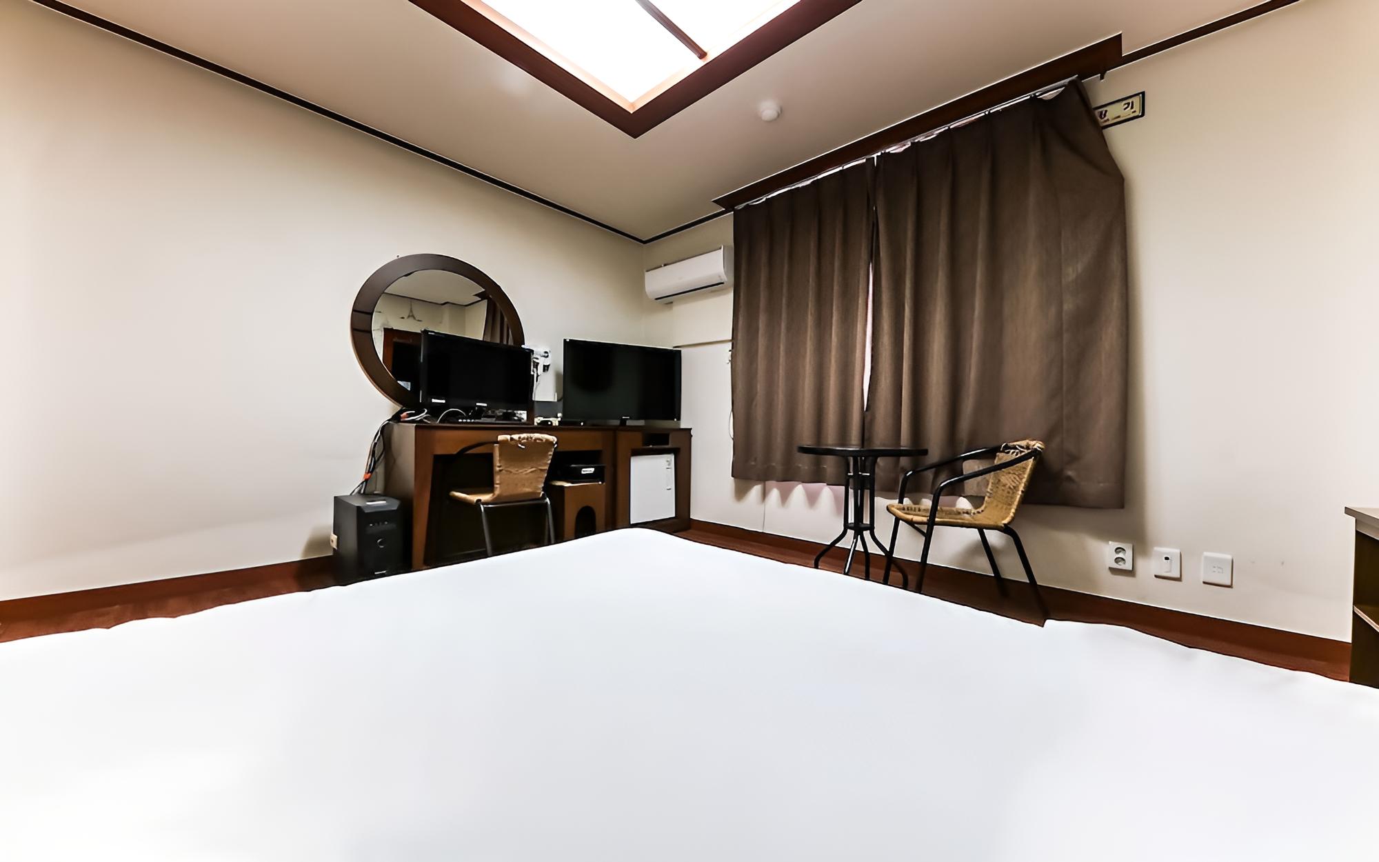 Room (ECONOMY Room (Double Bed)) photo 3